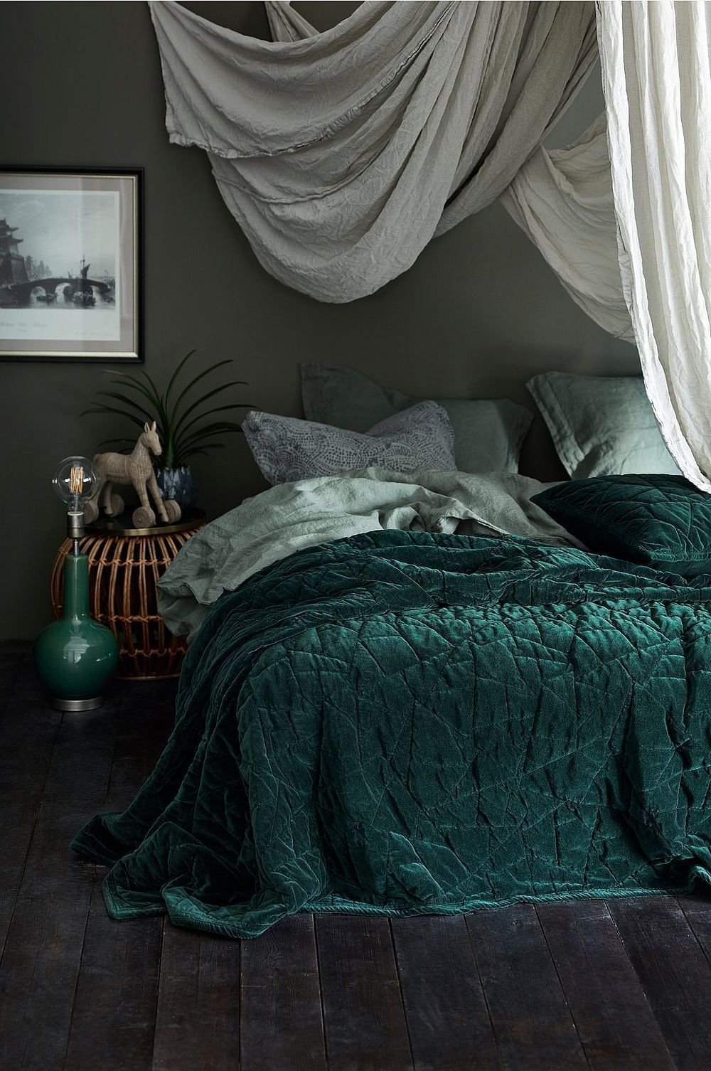 Изумрудно серый цвет. Спальня с изумрудными шторами. Зеленая спальня. Покрывало изумрудного цвета. Спальня в темно зеленом цвете.