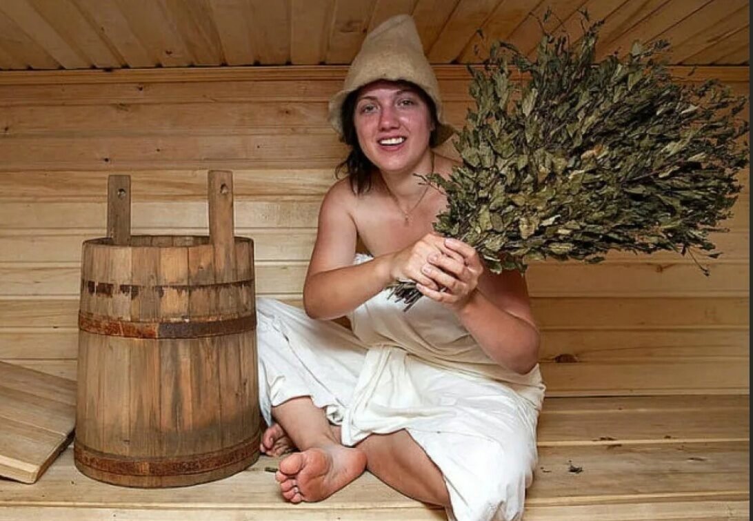 Русские женщины деревенской бане. Девчонки в бане с веником. Фотосессия в бане. Деревенская баня. Веник для бани.