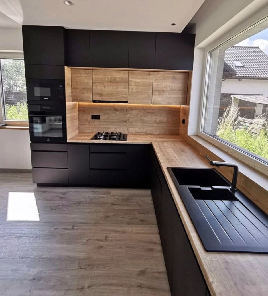 Кухня черная с деревом