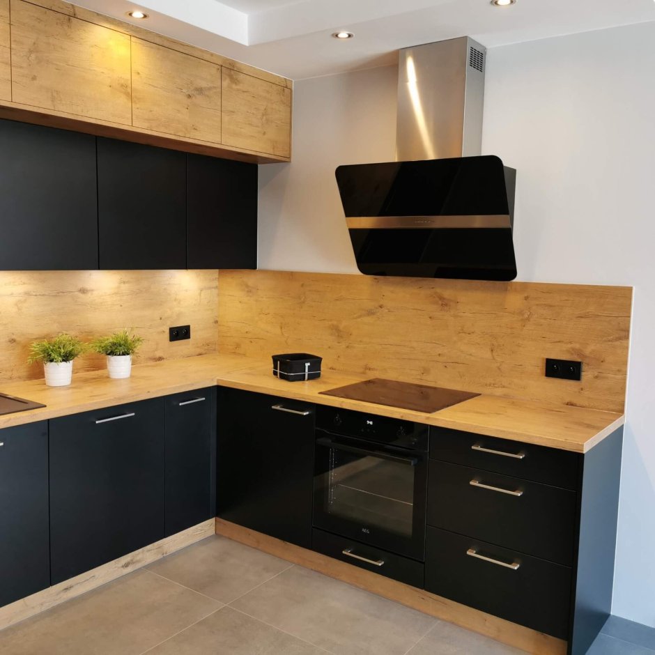 Кухня черная с деревом