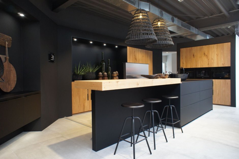 Кухня черная с деревом