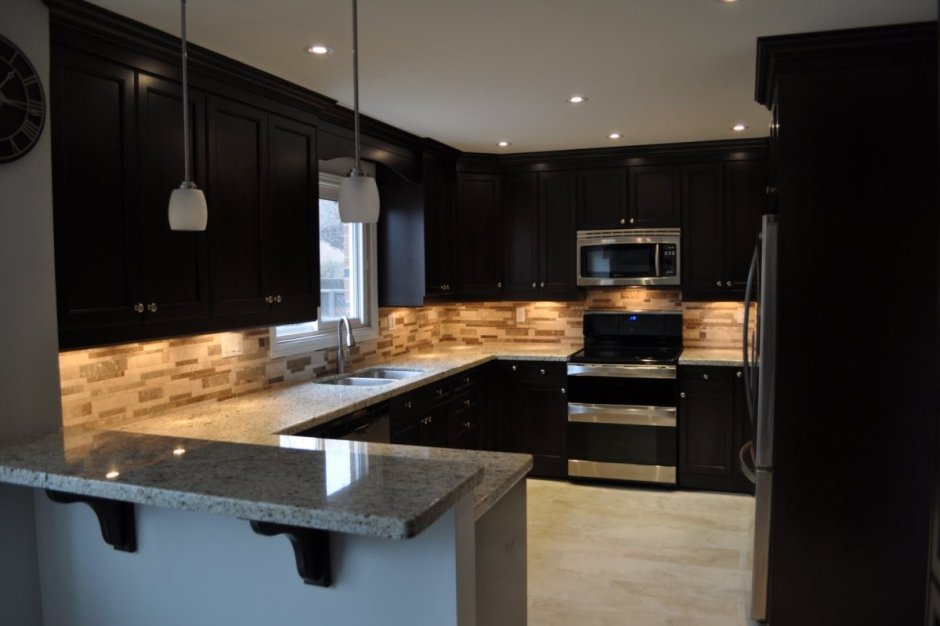 Черная кухня с деревянной столешницей