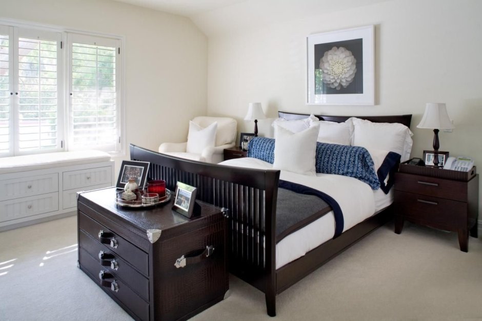 Светлая комната с темной мебелью