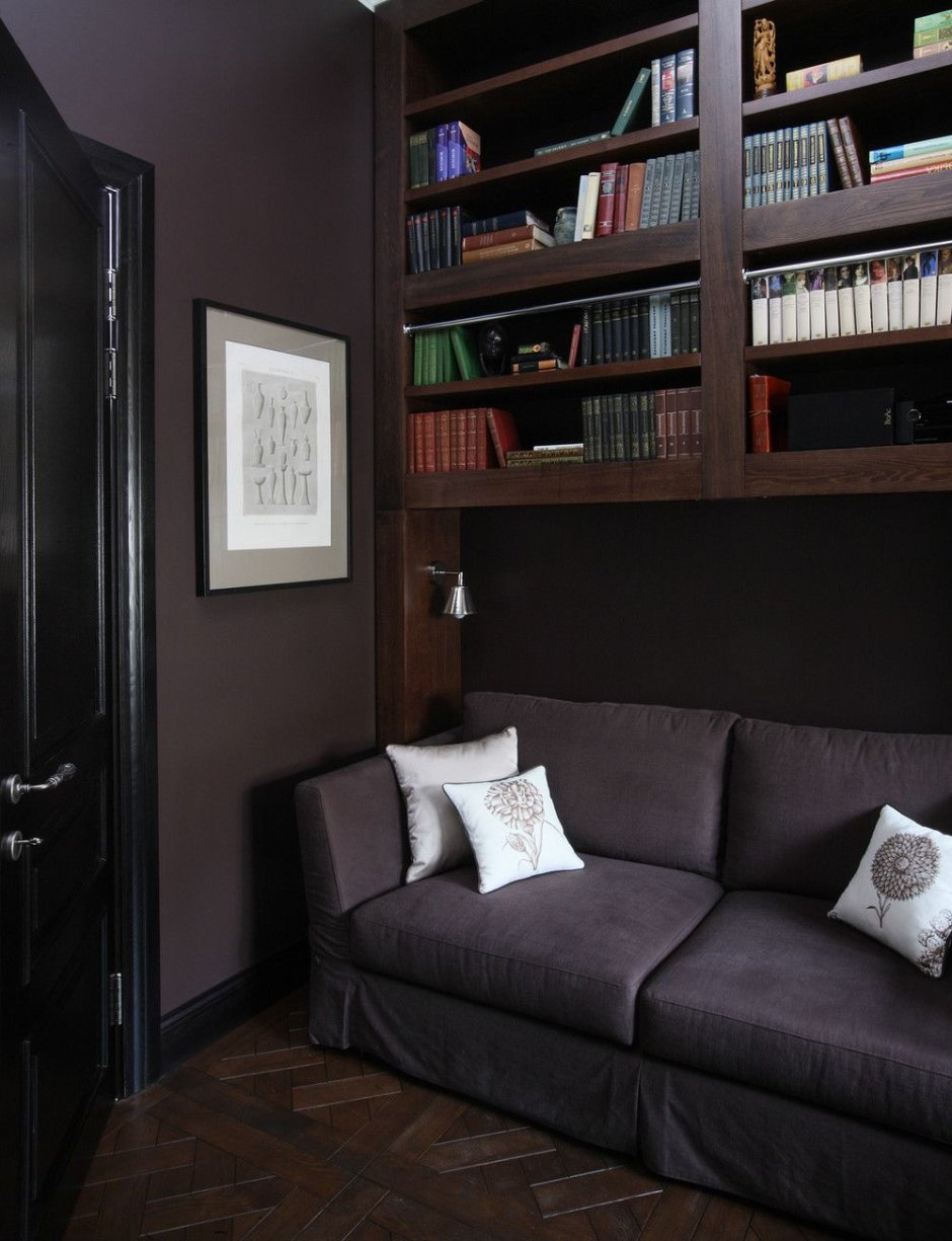 Интерьер с темной мебелью