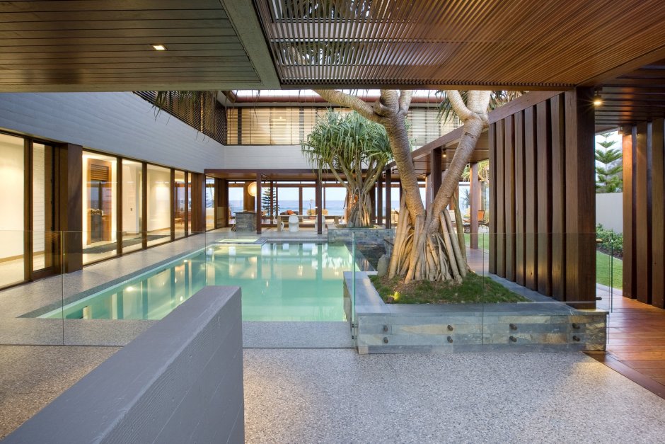 Современный бассейн в доме