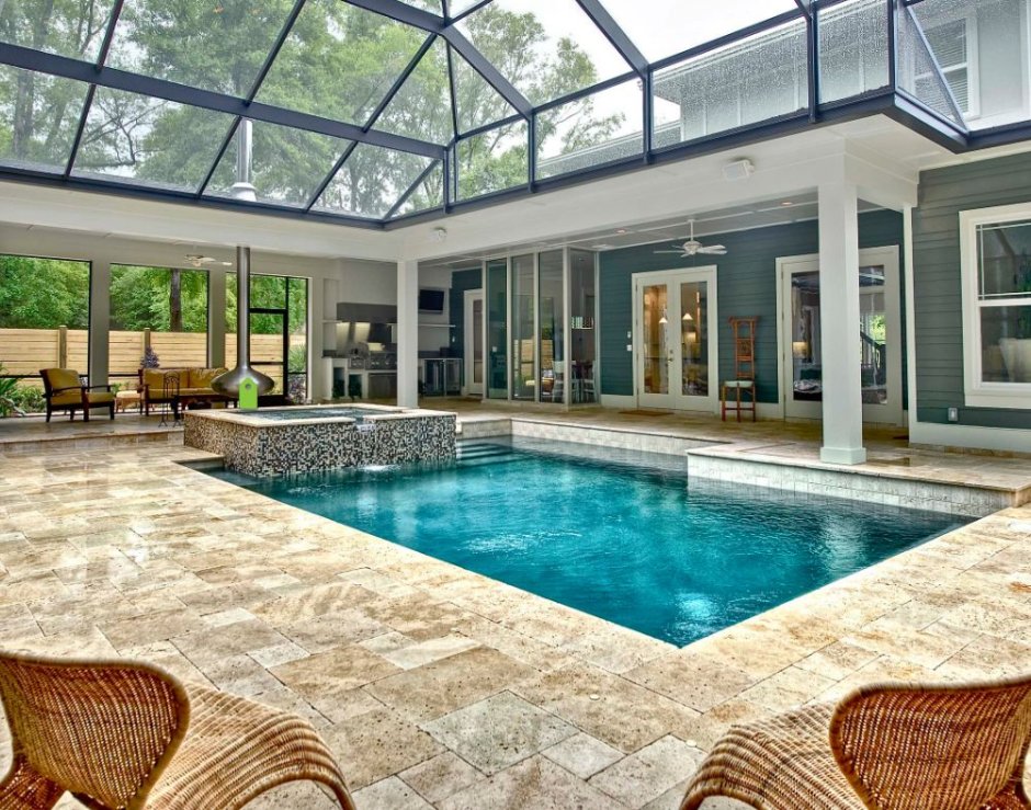 Дом с бассейном