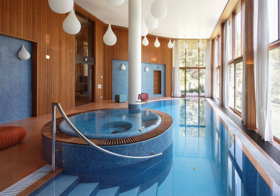 Загородный дом с бассейном внутри