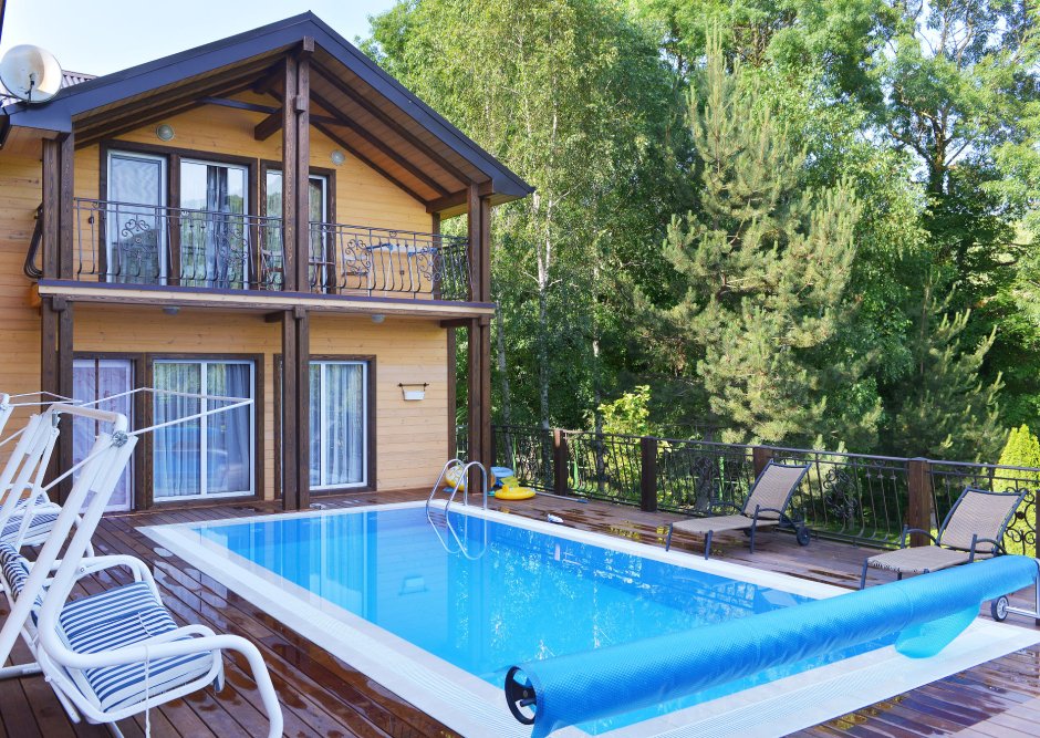 Дачный дом с бассейном