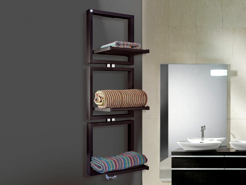 Черный полотенцесушитель в интерьере