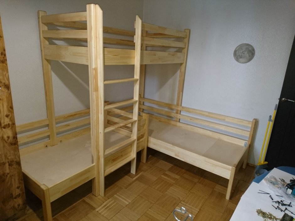 Двухъярусная кровать для троих детей из дерева