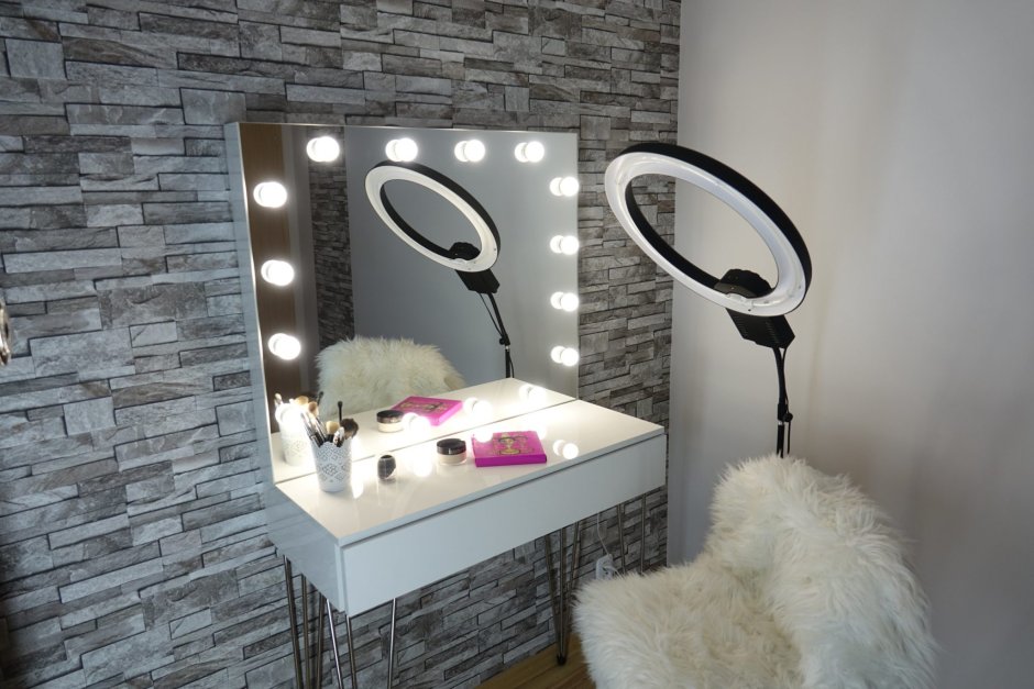 Туалетный столик с зеркалом и лампочками