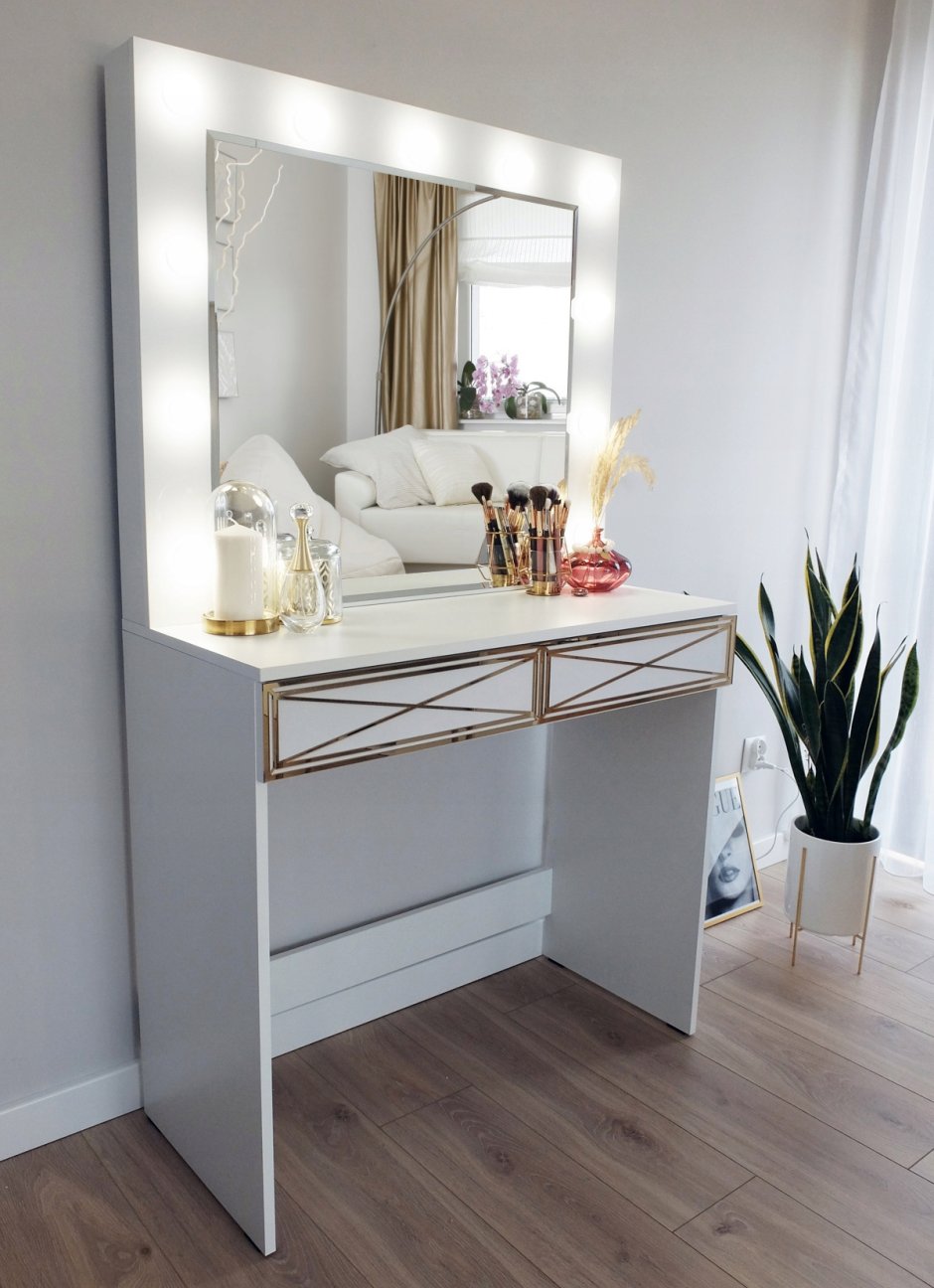 Стильный туалетный столик