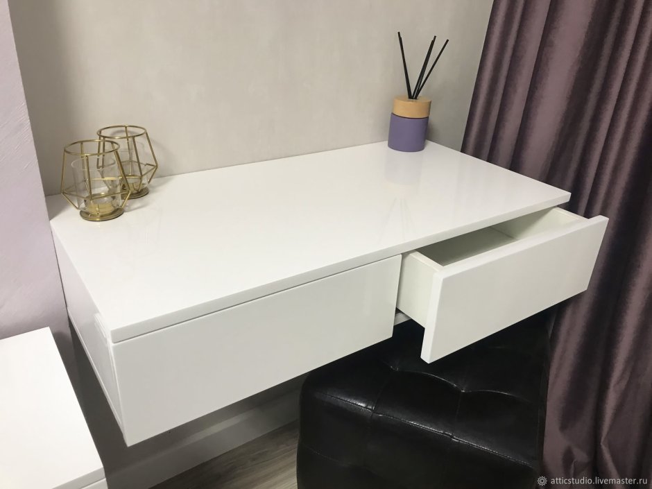 Навесной туалетный столик