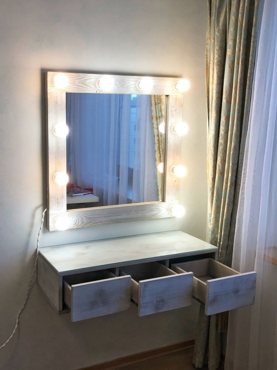 Столик гримерный с зеркалом 700х500х1480