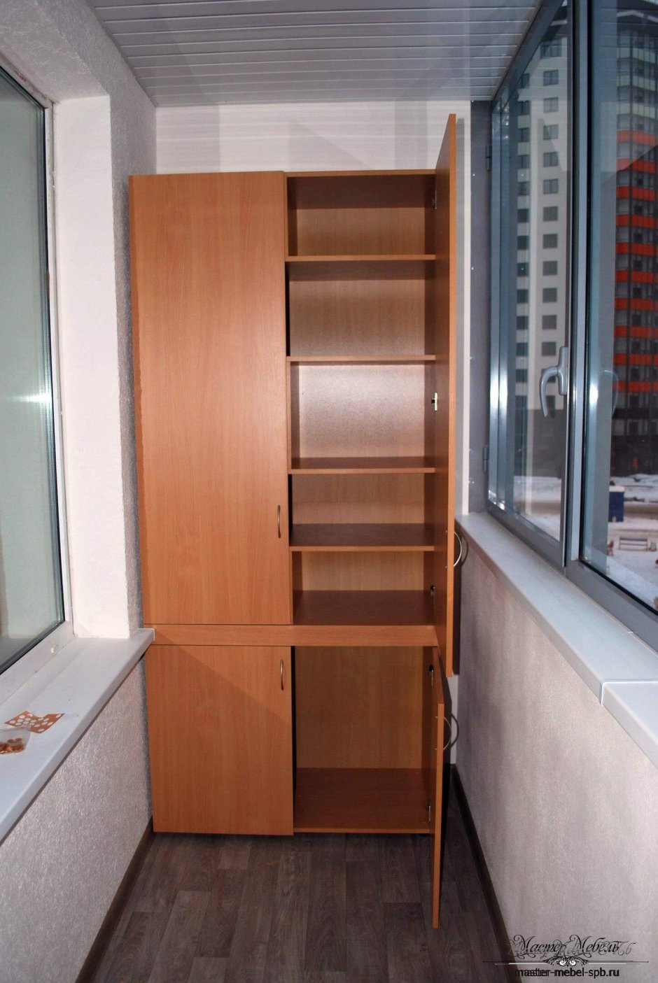 Шкаф для балкона с полками