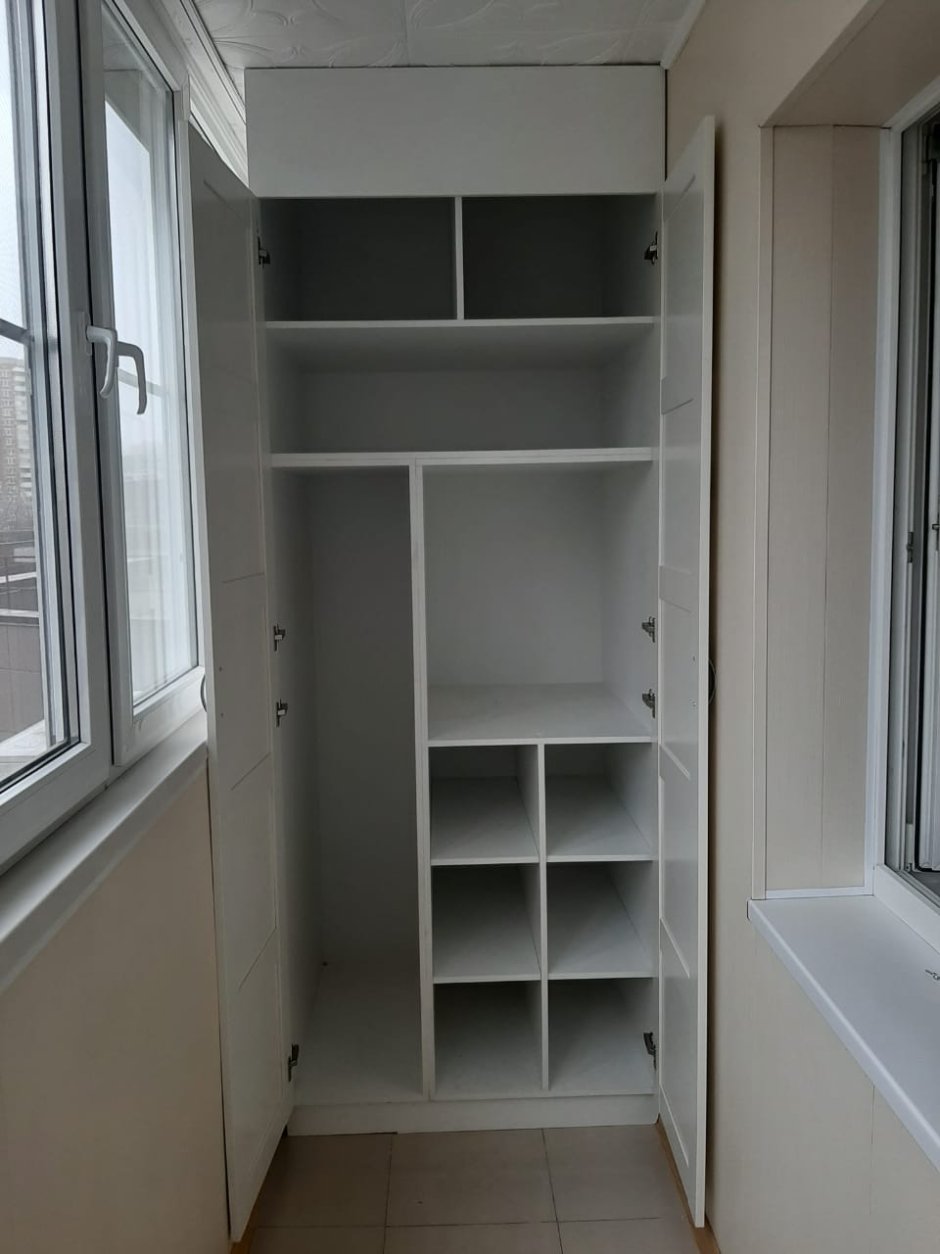 Шкаф для балкона с полками и дверцами