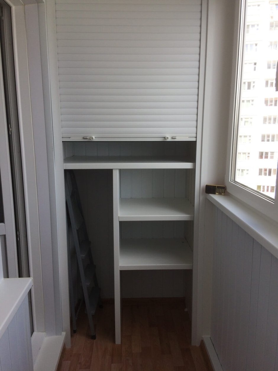 Шкаф стеллаж с дверцами на балкон