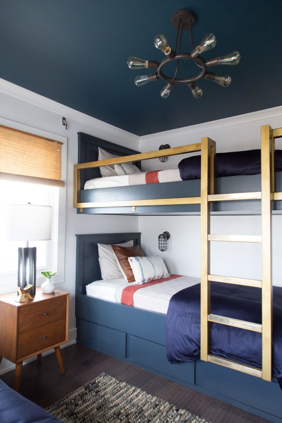 Комната с двухэтажной кроватью