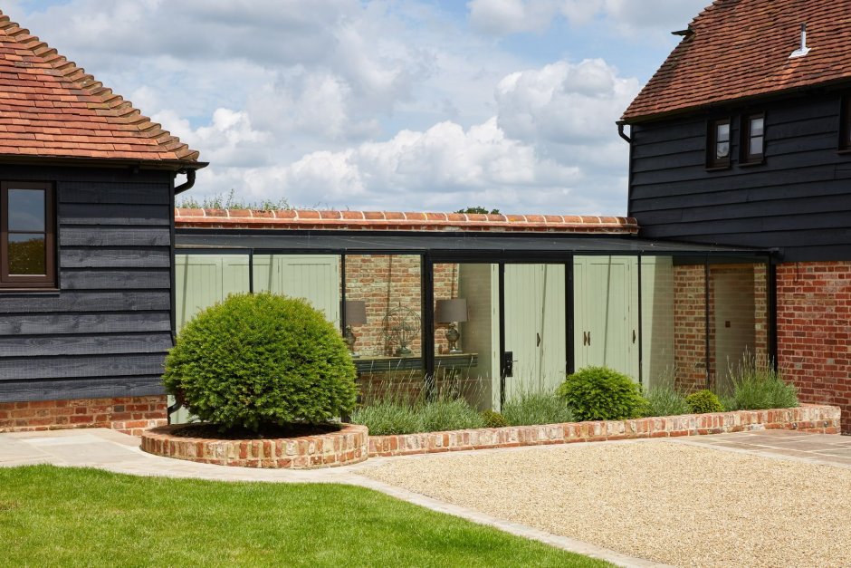 Терраса между домом и гаражом