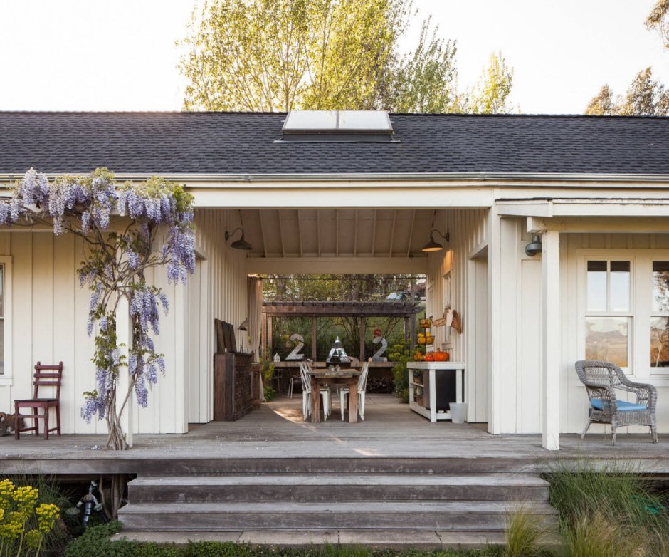 Терраса между домом и баней