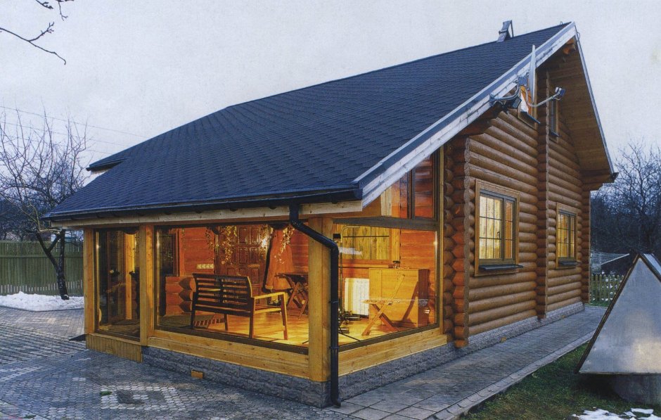 Баня из оцилиндрованного бруса с террасой