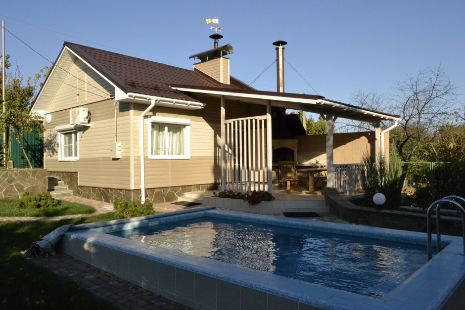 Дом с баней и бассейном