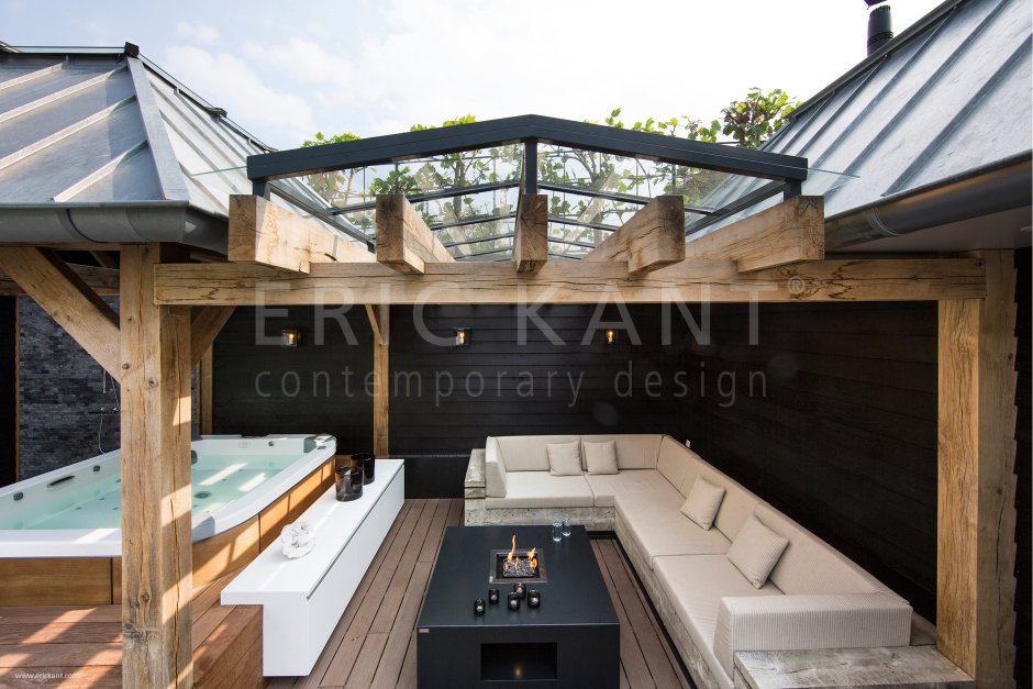 Беседка между домом и баней