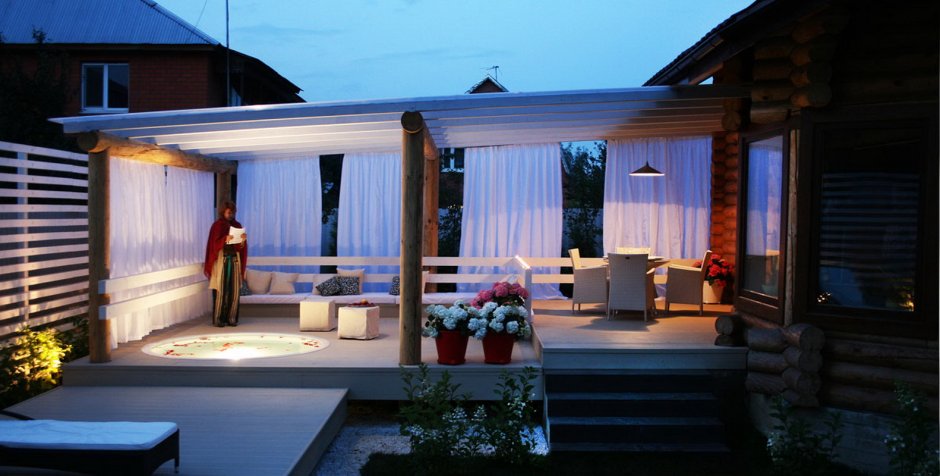 Терраса между домом и баней