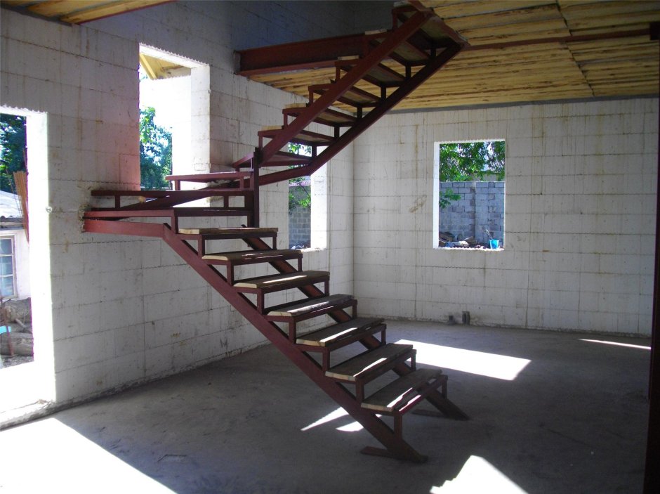 Лестница из металла на второй этаж
