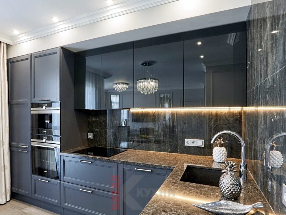 Кухонный гарнитур с зеркальными фасадами