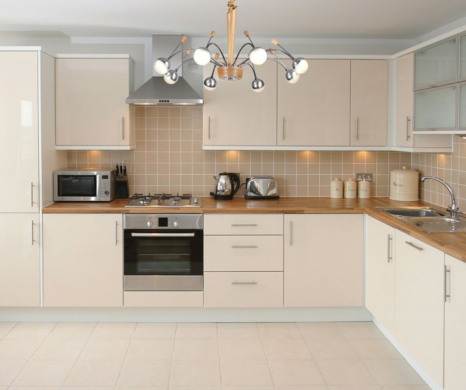 Кухонный гарнитур бежевый с белым