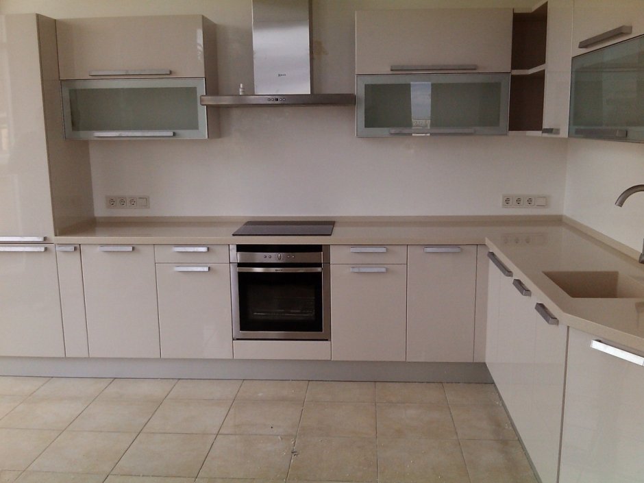 Светлая столешница на кухне