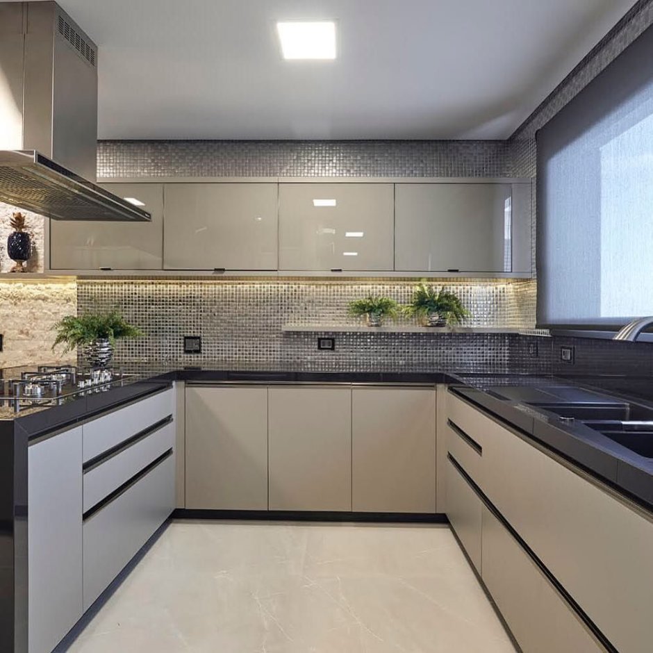 Кухня с темной столешницей