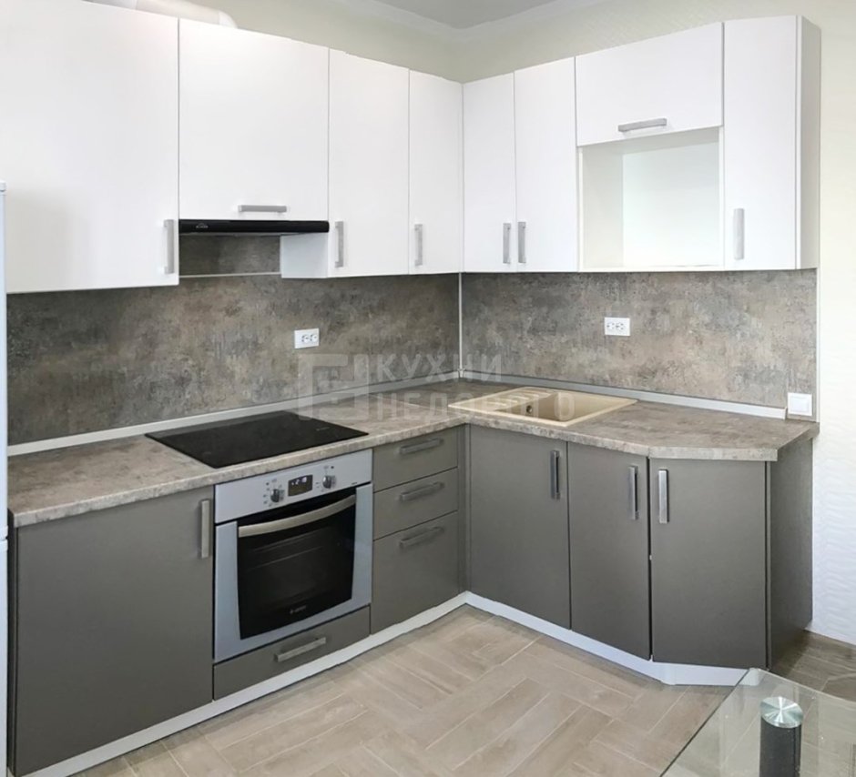 Кухня с серой столешницей