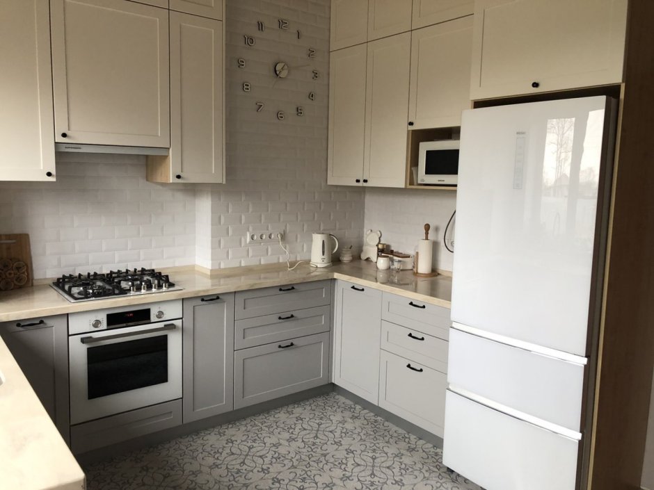 Серая кухня с бежевой столешницей