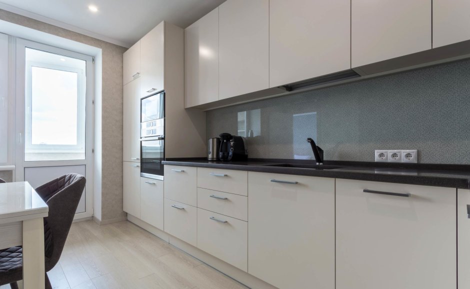 Кухни бежевые матовые с темной столешницей