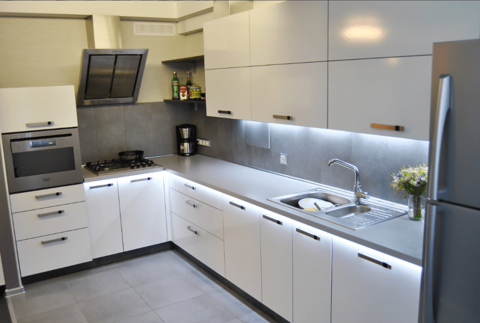 Белая кухня и серая столешка