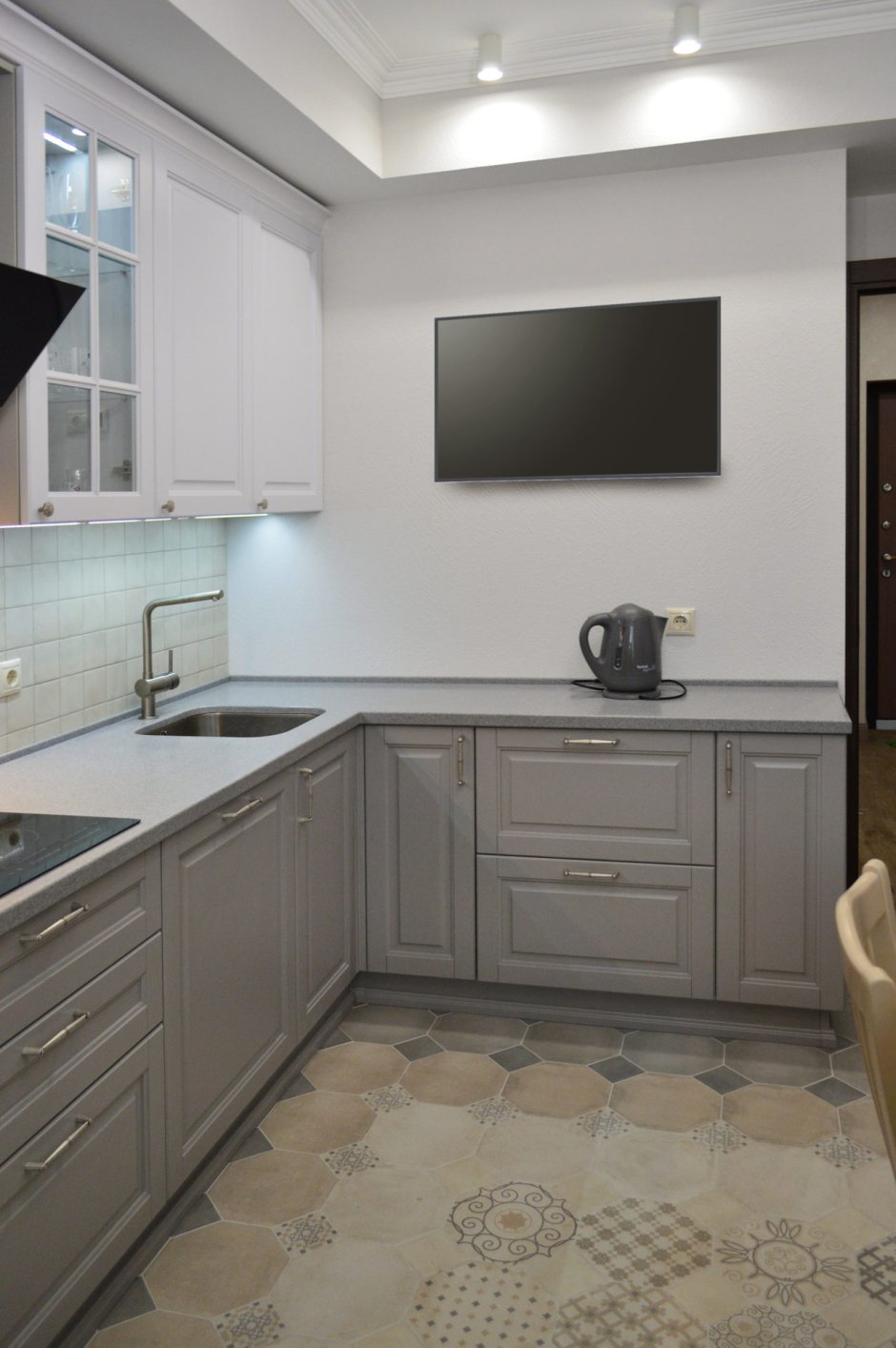 Столешница к светло серой кухне