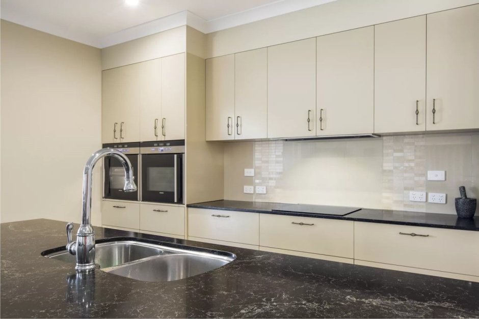 Кухня молочного цвета матовая