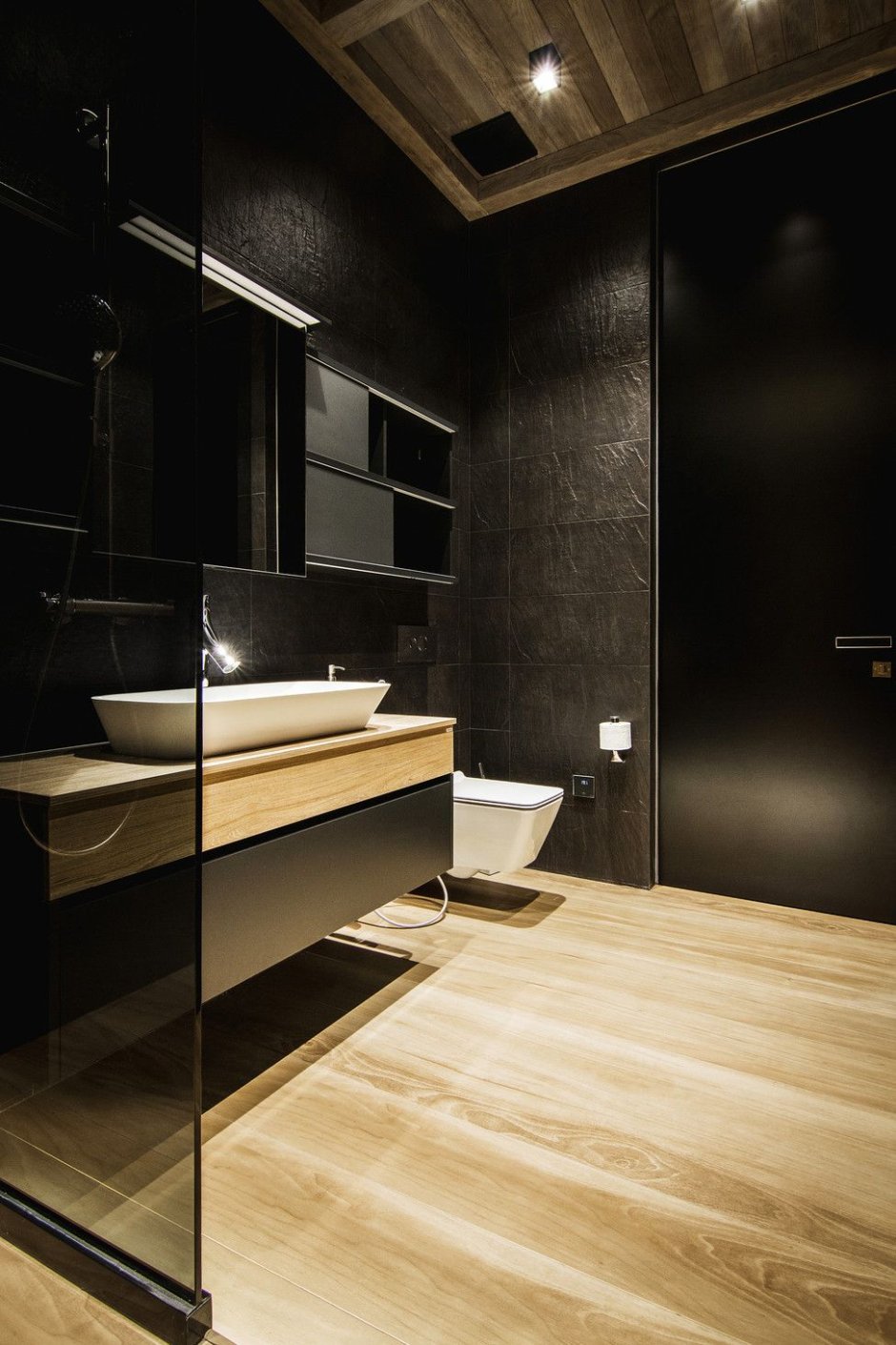 Ванная черная с деревом