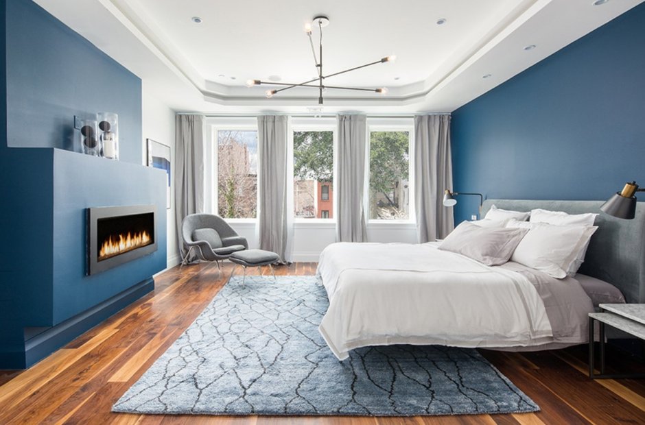 Голубые стены в спальне