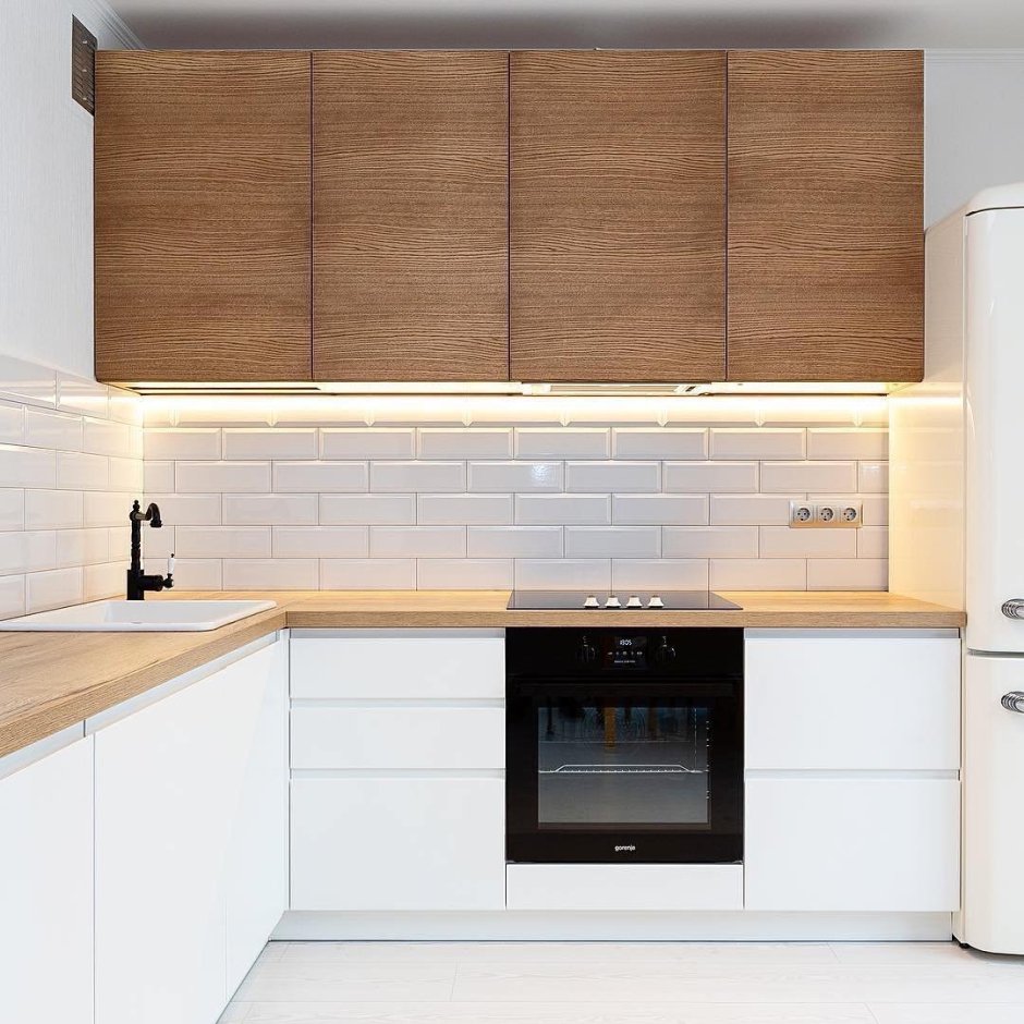 Кухня белый верх деревянный низ