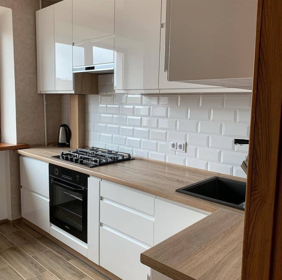 Белая кухня с деревянной столешницей