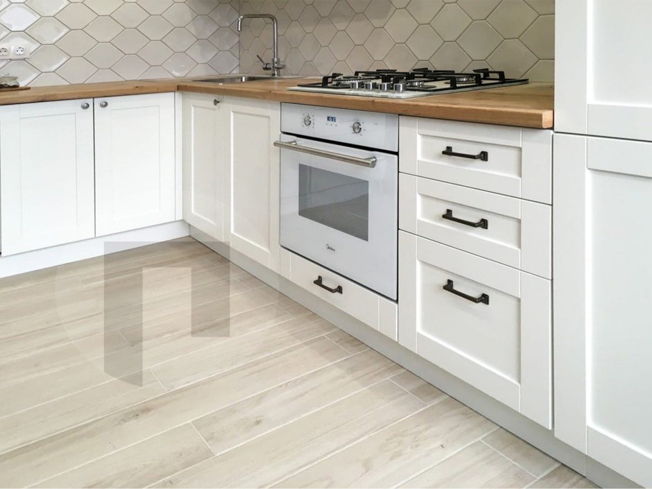 Светлая кухня с деревянной столешницей