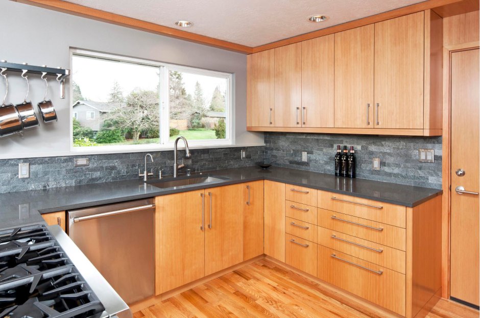 Кухне серая кухня столешница под дерево