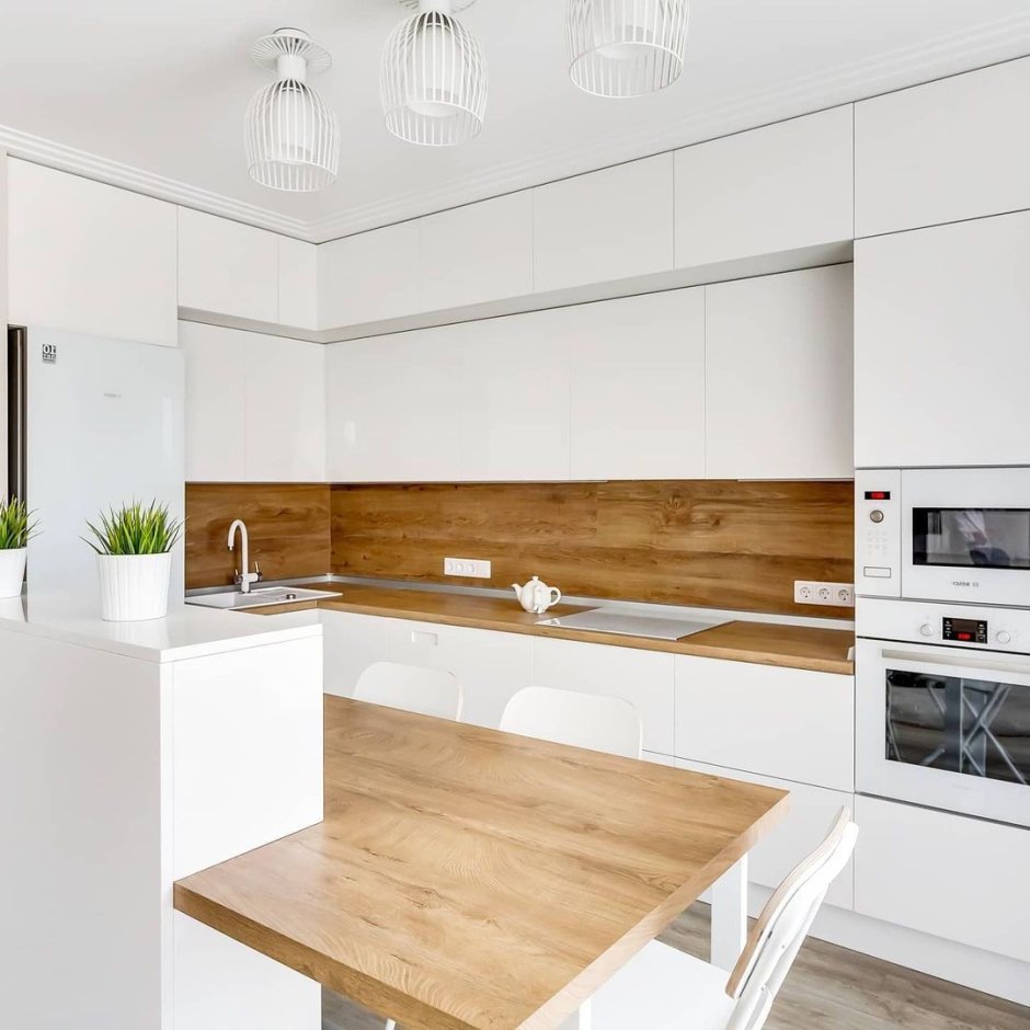 Белая кухня с деревянной столеш