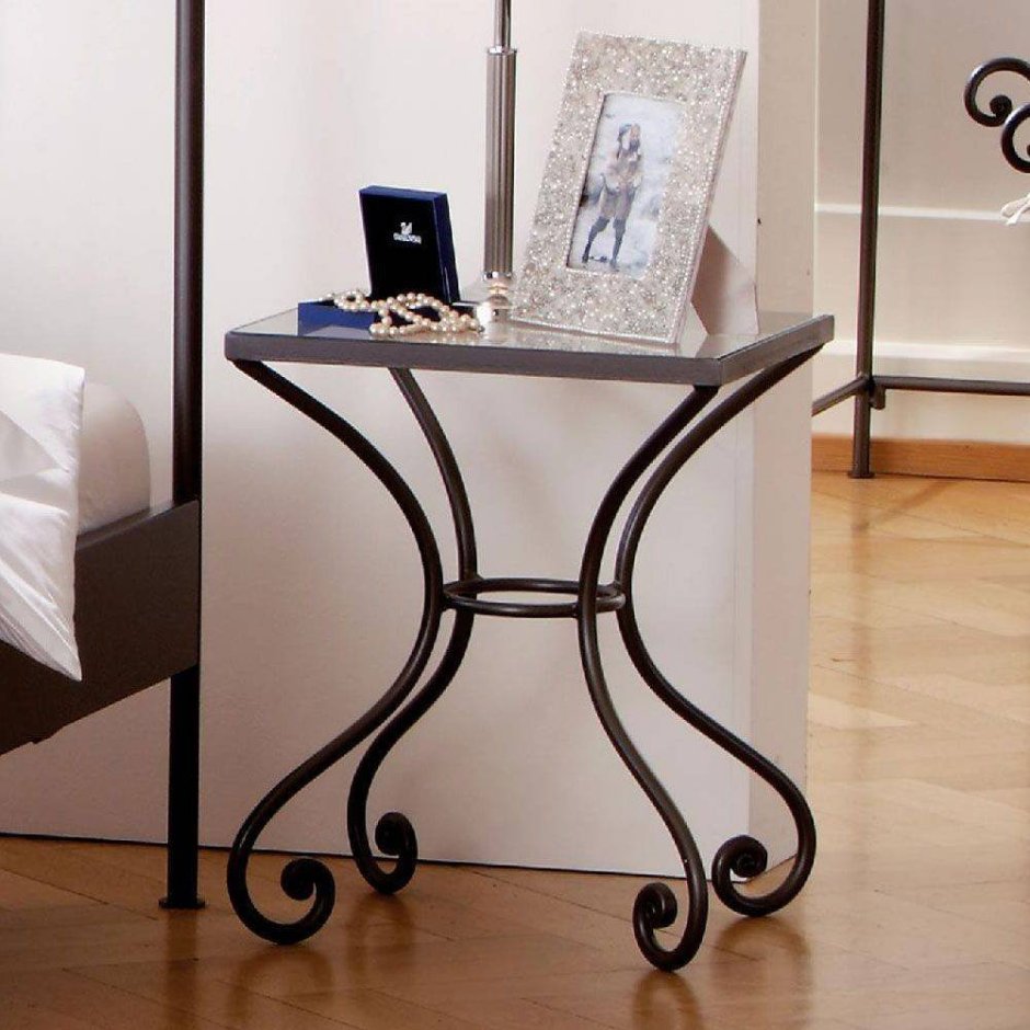Кованые прикроватные столики для спальни