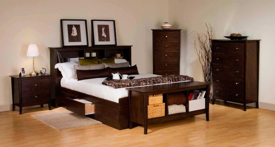 Кровать с комодом в изголовье