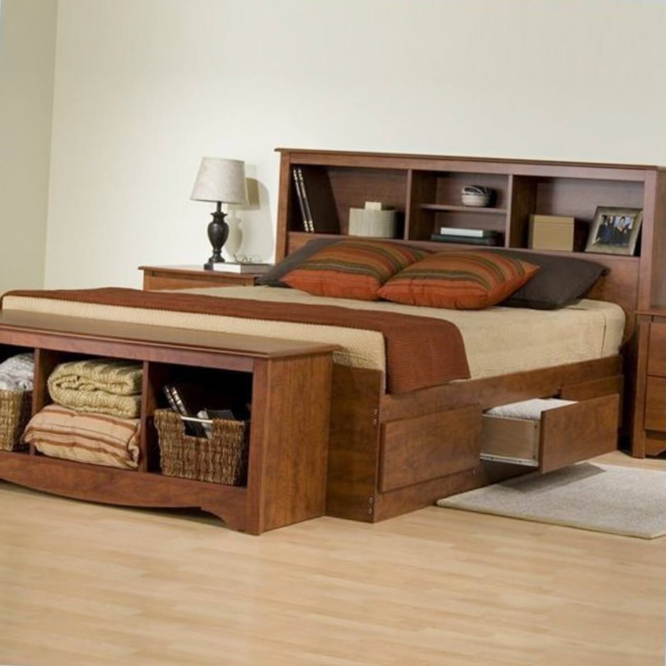 Кровать с полками в изголовье