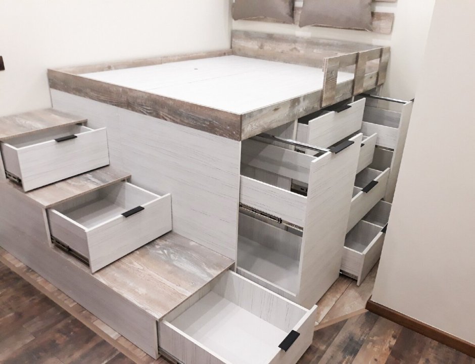 Кровать на высоком подиуме с ящиками